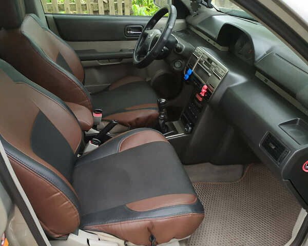 Серый Ниссан ИксТрейл, объемом двигателя 2.2 л и пробегом 300 тыс. км за 3700 $, фото 4 на Automoto.ua