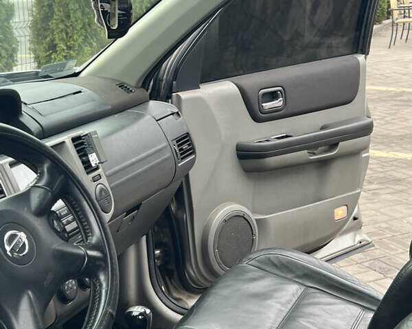 Сірий Ніссан ІксТрейл, об'ємом двигуна 2.2 л та пробігом 280 тис. км за 4100 $, фото 5 на Automoto.ua