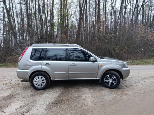 Серый Ниссан ИксТрейл, объемом двигателя 2.2 л и пробегом 333 тыс. км за 2500 $, фото 4 на Automoto.ua