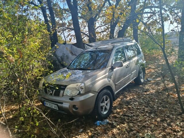 Серый Ниссан ИксТрейл, объемом двигателя 2.2 л и пробегом 230 тыс. км за 3000 $, фото 1 на Automoto.ua