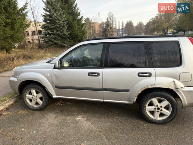 Серый Ниссан ИксТрейл, объемом двигателя 2.2 л и пробегом 195 тыс. км за 3000 $, фото 3 на Automoto.ua