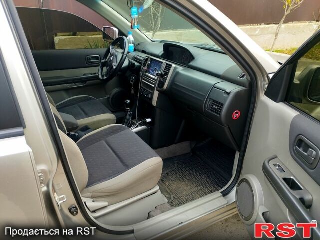 Серый Ниссан ИксТрейл, объемом двигателя 2.2 л и пробегом 240 тыс. км за 6700 $, фото 9 на Automoto.ua