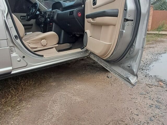 Серый Ниссан ИксТрейл, объемом двигателя 2 л и пробегом 290 тыс. км за 4950 $, фото 3 на Automoto.ua