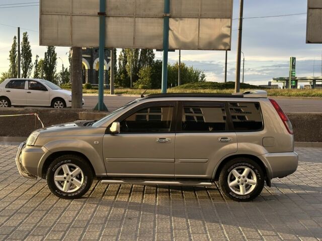 Серый Ниссан ИксТрейл, объемом двигателя 2 л и пробегом 160 тыс. км за 7000 $, фото 2 на Automoto.ua