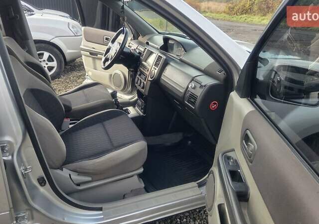 Серый Ниссан ИксТрейл, объемом двигателя 2.18 л и пробегом 337 тыс. км за 5950 $, фото 8 на Automoto.ua