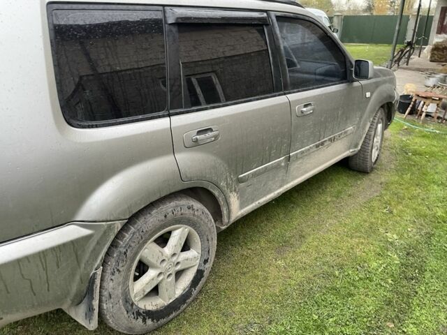 Серый Ниссан ИксТрейл, объемом двигателя 2.5 л и пробегом 299 тыс. км за 4600 $, фото 1 на Automoto.ua