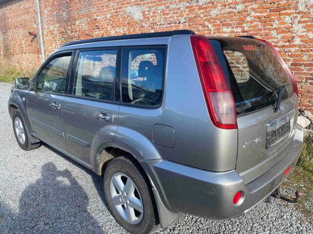 Сірий Ніссан ІксТрейл, об'ємом двигуна 2.2 л та пробігом 220 тис. км за 4100 $, фото 3 на Automoto.ua