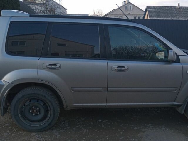 Серый Ниссан ИксТрейл, объемом двигателя 2.2 л и пробегом 340 тыс. км за 6000 $, фото 2 на Automoto.ua