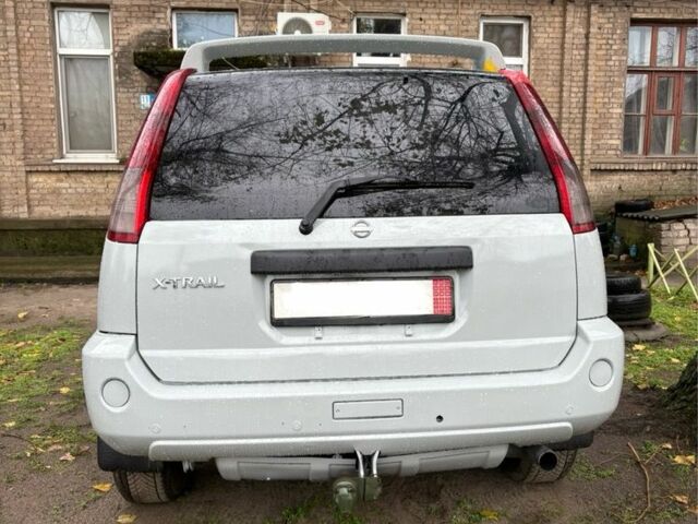 Серый Ниссан ИксТрейл, объемом двигателя 2.2 л и пробегом 350 тыс. км за 3700 $, фото 3 на Automoto.ua