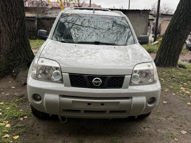 Серый Ниссан ИксТрейл, объемом двигателя 2.2 л и пробегом 350 тыс. км за 3700 $, фото 2 на Automoto.ua