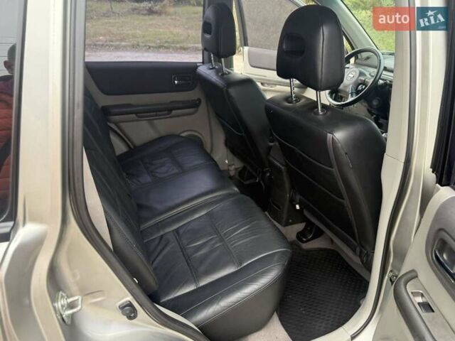 Серый Ниссан ИксТрейл, объемом двигателя 2.5 л и пробегом 265 тыс. км за 6000 $, фото 14 на Automoto.ua