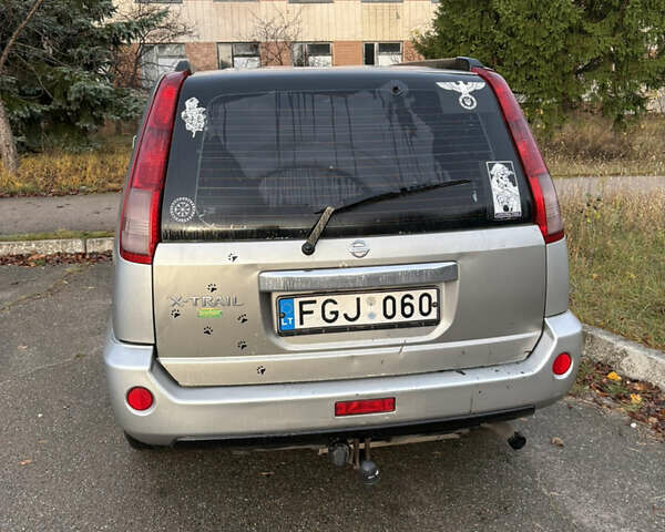 Серый Ниссан ИксТрейл, объемом двигателя 2.2 л и пробегом 195 тыс. км за 3000 $, фото 2 на Automoto.ua