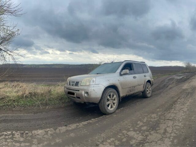 Серый Ниссан ИксТрейл, объемом двигателя 2.2 л и пробегом 280 тыс. км за 2500 $, фото 1 на Automoto.ua