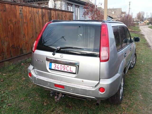 Серый Ниссан ИксТрейл, объемом двигателя 2 л и пробегом 242 тыс. км за 4300 $, фото 2 на Automoto.ua