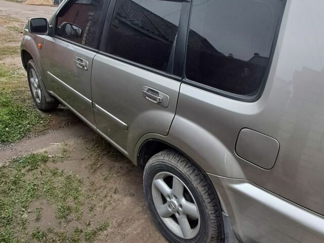 Серый Ниссан ИксТрейл, объемом двигателя 2 л и пробегом 290 тыс. км за 4950 $, фото 7 на Automoto.ua