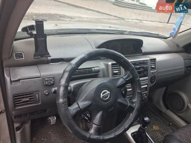 Серый Ниссан ИксТрейл, объемом двигателя 2.18 л и пробегом 273 тыс. км за 5800 $, фото 1 на Automoto.ua