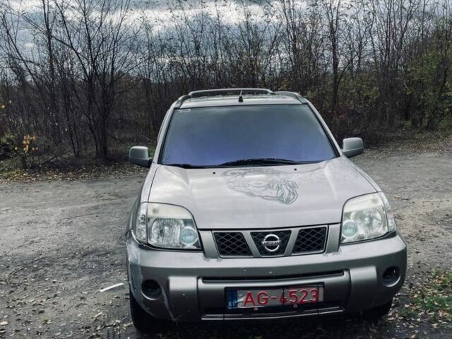 Серый Ниссан ИксТрейл, объемом двигателя 2.2 л и пробегом 298 тыс. км за 3300 $, фото 2 на Automoto.ua