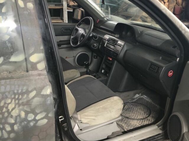 Серый Ниссан ИксТрейл, объемом двигателя 2.2 л и пробегом 220 тыс. км за 2800 $, фото 2 на Automoto.ua