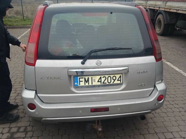 Серый Ниссан ИксТрейл, объемом двигателя 2.2 л и пробегом 260 тыс. км за 4300 $, фото 3 на Automoto.ua
