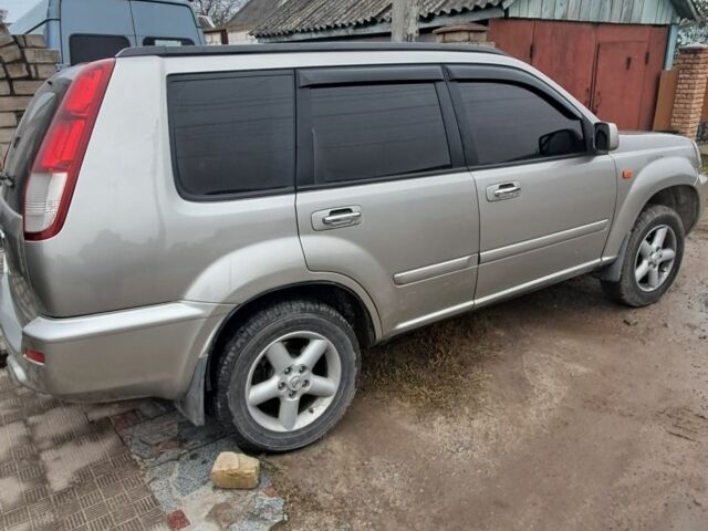 Серый Ниссан ИксТрейл, объемом двигателя 2 л и пробегом 290 тыс. км за 4950 $, фото 2 на Automoto.ua