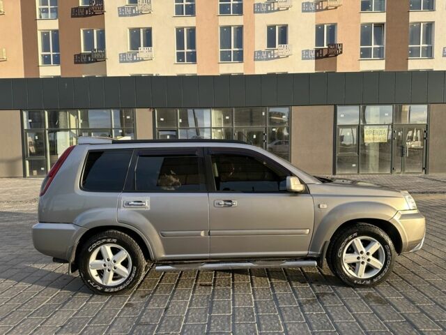 Серый Ниссан ИксТрейл, объемом двигателя 2 л и пробегом 160 тыс. км за 7000 $, фото 3 на Automoto.ua