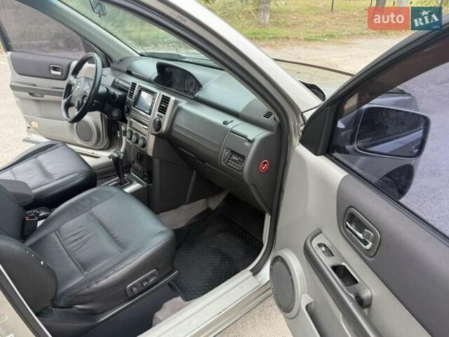 Серый Ниссан ИксТрейл, объемом двигателя 2.5 л и пробегом 265 тыс. км за 6000 $, фото 19 на Automoto.ua