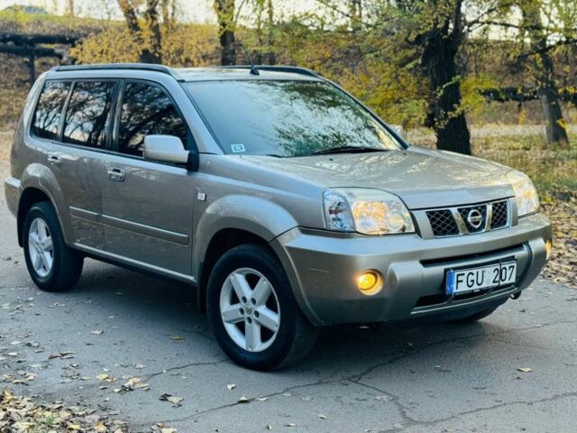 Серый Ниссан ИксТрейл, объемом двигателя 2.2 л и пробегом 270 тыс. км за 3750 $, фото 3 на Automoto.ua