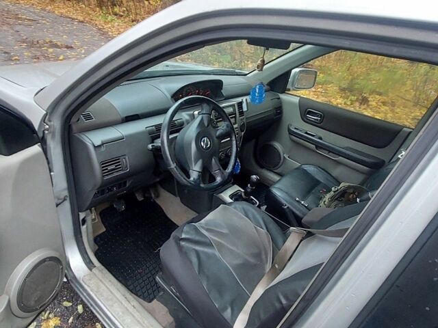 Серый Ниссан ИксТрейл, объемом двигателя 2 л и пробегом 450 тыс. км за 4042 $, фото 4 на Automoto.ua