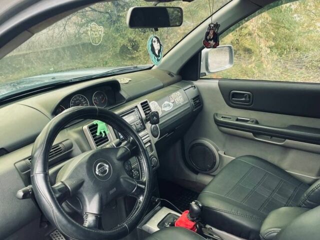 Серый Ниссан ИксТрейл, объемом двигателя 2.2 л и пробегом 298 тыс. км за 3300 $, фото 7 на Automoto.ua