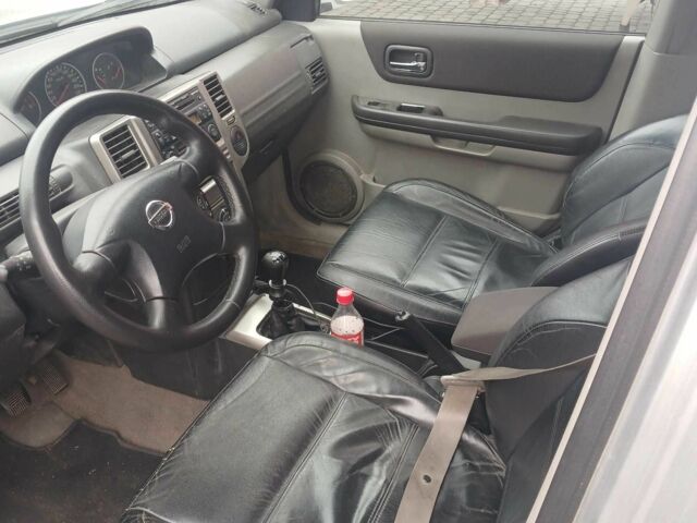 Серый Ниссан ИксТрейл, объемом двигателя 2.2 л и пробегом 260 тыс. км за 4300 $, фото 4 на Automoto.ua