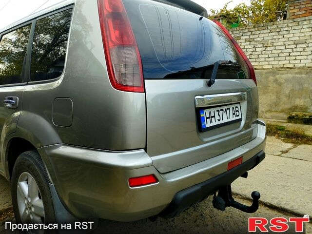 Серый Ниссан ИксТрейл, объемом двигателя 2.2 л и пробегом 240 тыс. км за 6700 $, фото 5 на Automoto.ua