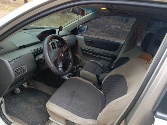 Серый Ниссан ИксТрейл, объемом двигателя 2.2 л и пробегом 333 тыс. км за 2500 $, фото 5 на Automoto.ua