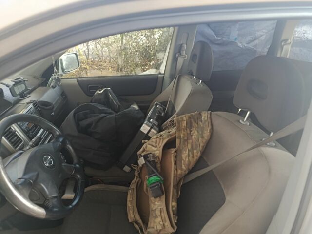 Серый Ниссан ИксТрейл, объемом двигателя 2.2 л и пробегом 230 тыс. км за 3000 $, фото 4 на Automoto.ua