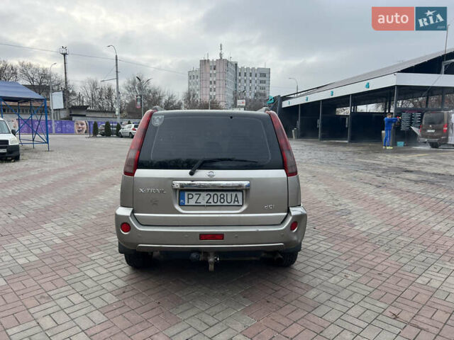 Сірий Ніссан ІксТрейл, об'ємом двигуна 2.2 л та пробігом 280 тис. км за 4100 $, фото 3 на Automoto.ua