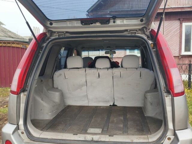 Серый Ниссан ИксТрейл, объемом двигателя 2 л и пробегом 297 тыс. км за 4500 $, фото 5 на Automoto.ua