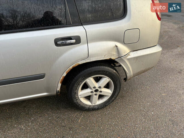 Серый Ниссан ИксТрейл, объемом двигателя 2.2 л и пробегом 195 тыс. км за 3000 $, фото 5 на Automoto.ua