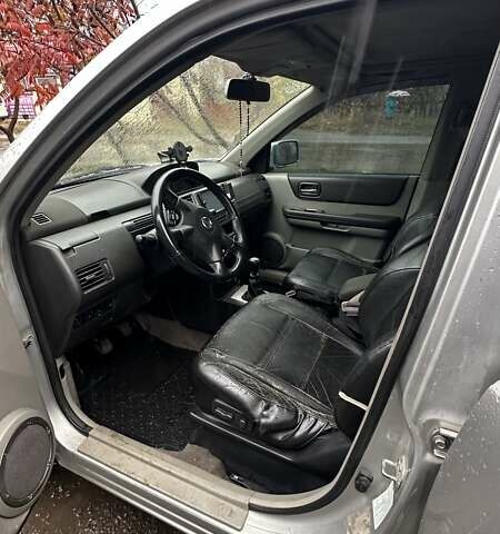 Серый Ниссан ИксТрейл, объемом двигателя 2.2 л и пробегом 391 тыс. км за 5000 $, фото 4 на Automoto.ua