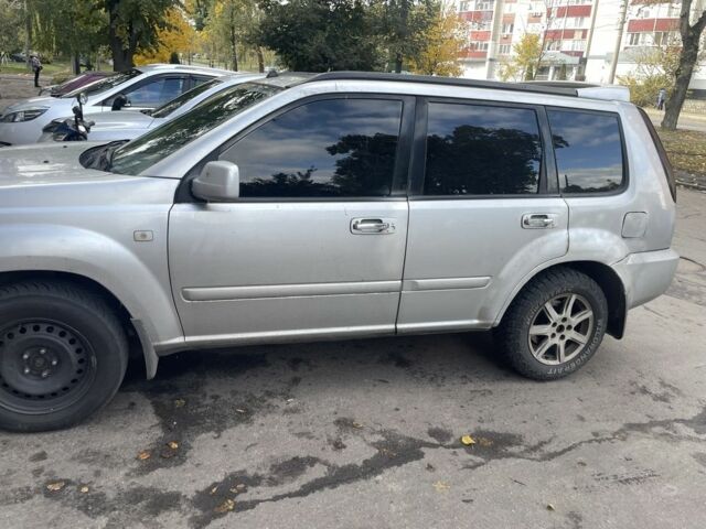 Сірий Ніссан ІксТрейл, об'ємом двигуна 2.2 л та пробігом 477 тис. км за 2300 $, фото 1 на Automoto.ua