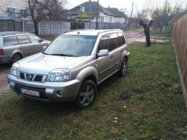 Серый Ниссан ИксТрейл, объемом двигателя 2 л и пробегом 242 тыс. км за 4300 $, фото 1 на Automoto.ua