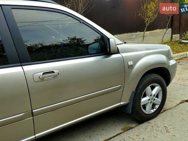 Серый Ниссан ИксТрейл, объемом двигателя 2.2 л и пробегом 240 тыс. км за 6700 $, фото 1 на Automoto.ua