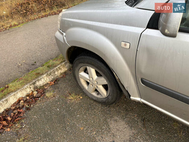 Серый Ниссан ИксТрейл, объемом двигателя 2.2 л и пробегом 195 тыс. км за 3000 $, фото 4 на Automoto.ua