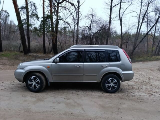 Серый Ниссан ИксТрейл, объемом двигателя 2.2 л и пробегом 333 тыс. км за 2500 $, фото 3 на Automoto.ua