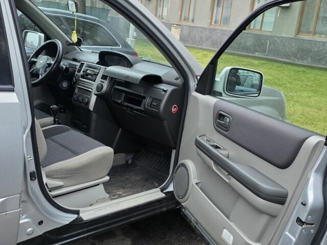 Серый Ниссан ИксТрейл, объемом двигателя 2.2 л и пробегом 260 тыс. км за 4199 $, фото 10 на Automoto.ua