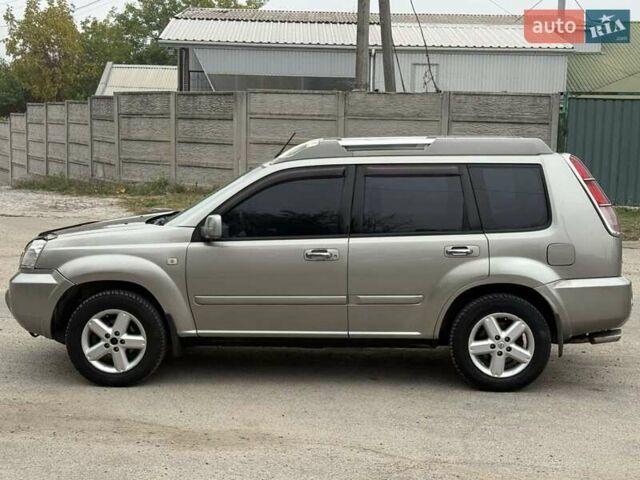 Серый Ниссан ИксТрейл, объемом двигателя 2.5 л и пробегом 265 тыс. км за 6000 $, фото 3 на Automoto.ua