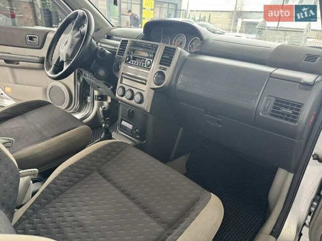 Сірий Ніссан ІксТрейл, об'ємом двигуна 2.18 л та пробігом 247 тис. км за 6800 $, фото 7 на Automoto.ua