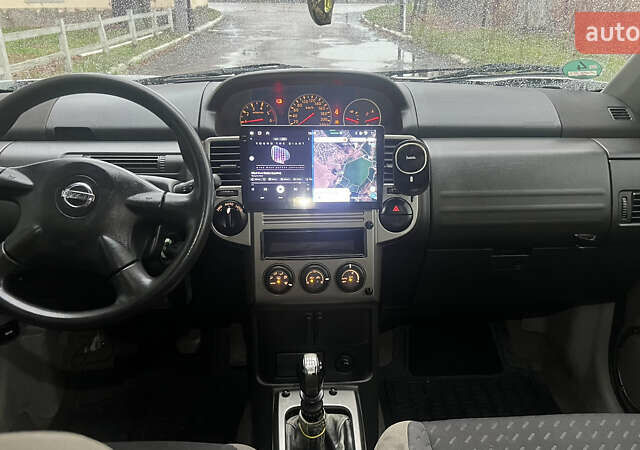 Серый Ниссан ИксТрейл, объемом двигателя 2.2 л и пробегом 323 тыс. км за 4000 $, фото 6 на Automoto.ua