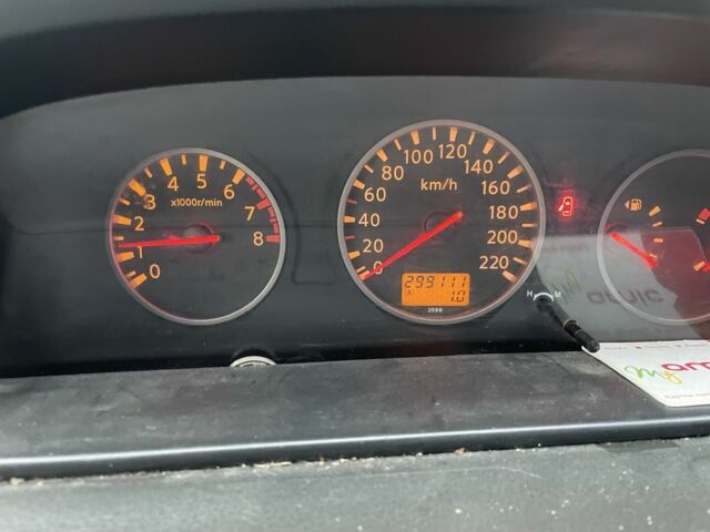 Серый Ниссан ИксТрейл, объемом двигателя 2.5 л и пробегом 299 тыс. км за 4600 $, фото 4 на Automoto.ua