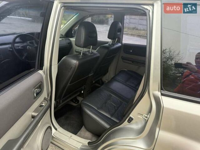 Серый Ниссан ИксТрейл, объемом двигателя 2.5 л и пробегом 265 тыс. км за 6000 $, фото 13 на Automoto.ua