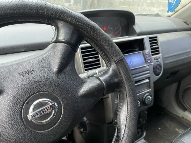 Серый Ниссан ИксТрейл, объемом двигателя 2.5 л и пробегом 299 тыс. км за 4600 $, фото 5 на Automoto.ua