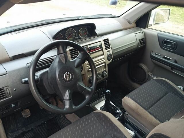 Серый Ниссан ИксТрейл, объемом двигателя 2 л и пробегом 242 тыс. км за 4300 $, фото 3 на Automoto.ua